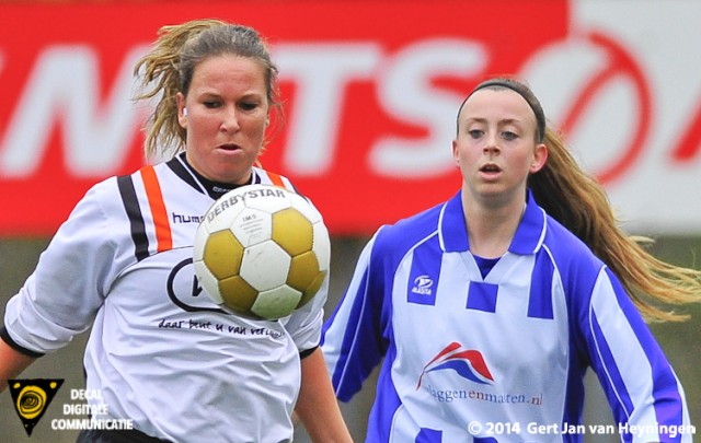 Margreth Visser van Jodan Boys in duel met Milou Hoefsloot van SVS