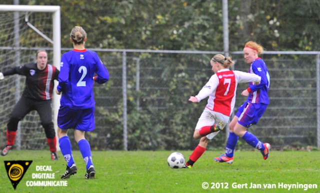 RCL spits Kirsten Kok krijgt de bal in de voeten van Lenie Mendes Fernandes en drukt met links af. Scoort de aansluitingstreffer (2-3) tegen het Amsterdamse Buitenveldert. Dit zou tevens de einstand blijven van dit Topklasse vrouwen duel.