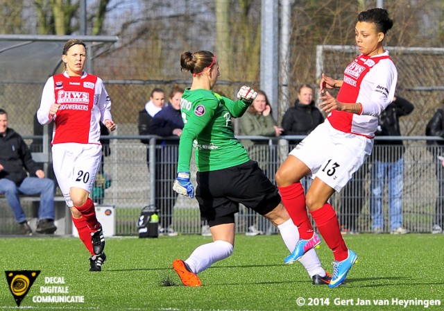 Doelvrouwe Sari van Veenendaal van FC Twente is Stephanie Valk van RCL te vlug af.