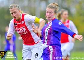 Marcha Duijkers van RCL in fel duel met Lieselotte Wels van Buitenveldert.