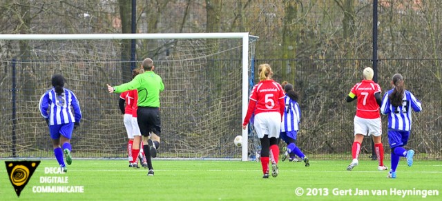 Het leer ligt al in de touwen op een schot van Sabrina Pocorni van SVS die de aansluitingstreffer scoorde. 1-2 wat tevens de eindstand zou gaan worden.