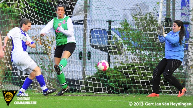 Eveline Hoogerwerf brengt DSVP op een 0-1 voorsprong in het duel tegen Wassenaar.