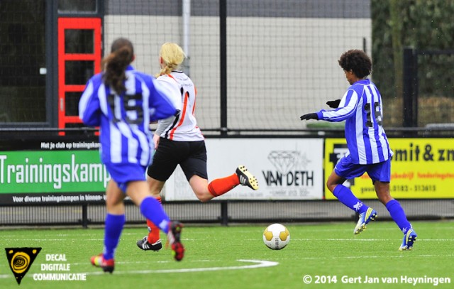 Elsa Pinto van SVS op weg naar de 3-0 in het duel tegen Jodan Boys.