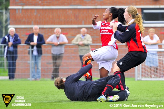 Solange de Smit van RCL scoort de 0-1 tegen thuisploeg ARC op Sportpark Zegersloot.