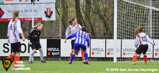 Priscilla Been van SVS scoort op aangeven van Felicia Farhad Sedighi de 0-5.