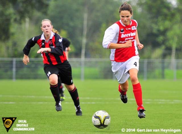 Lisette Graafland van RCL mag meters maken tegen ARC in Alphen aan den Rijn.