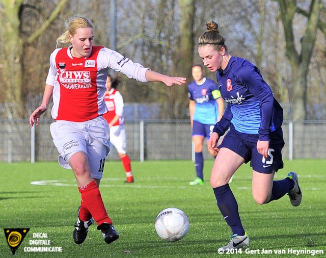 Chelsea Disseldorp van RCL in duel met Vera Berends van FC Twente.