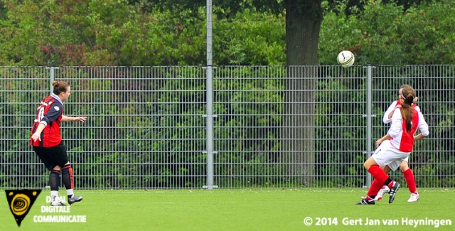 Nicole Zijderveld van ARC scoort heel beheerst de gelijkmaker tegen RCL.