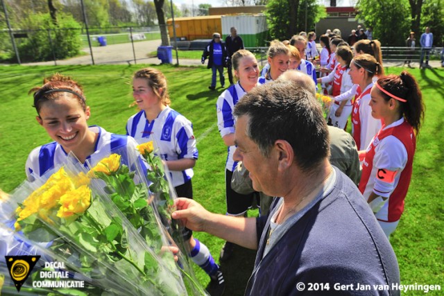 Felicitaties en bloemen voor kampioen IJzendijke van de RCL meiden.