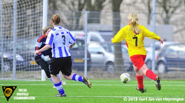 Josta van Diemen van Zevenhoven met de mogelijkheid de openingstreffer te scoren maar Liza Catseman van IJzendijke grijpt goed in.