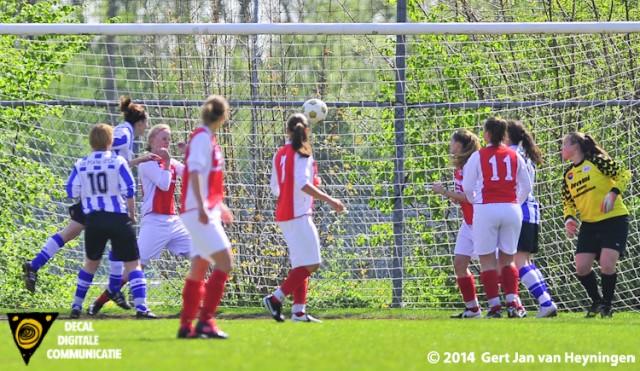 Thea de Blaeij scoort de 0-1 voor IJzendijke tegen RCL in Leiderdorp.