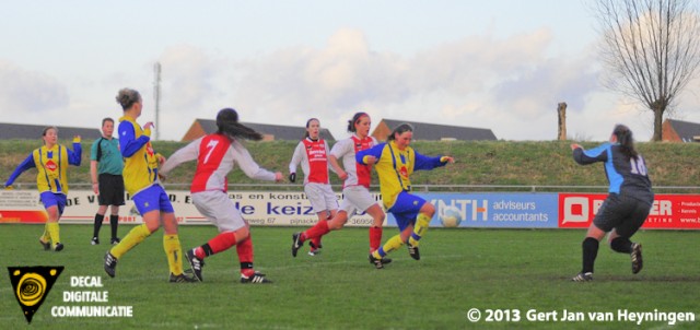 Nadine Bier van Berkel op weg naar de 2-0 in het duel tegen RCL