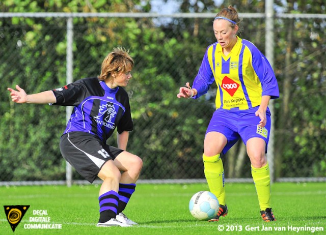 Anne Hage van Smerdiek gaat uithalen en de 1-0 scoren voor de ploeg uit Sint Maartensdijk.