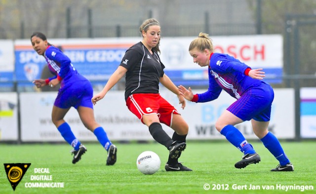 Lieselotte Wels van Buitenveldert passeert Joëlle de Bondt van Stedoco.