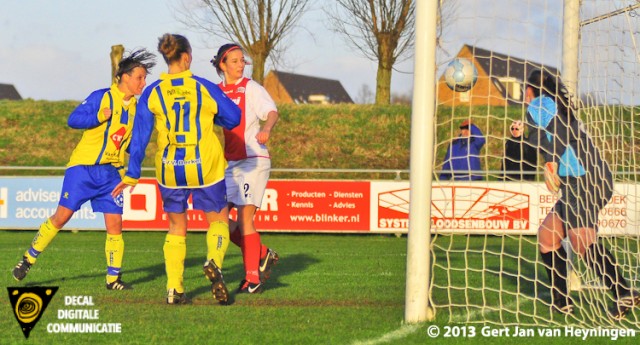 Het derde doelpunt van Berkel in de maak tegen RCL. Een voorzet van Tara de Boe en weer die Nadine Bier van Berkel die perfect de bal met het hoofd inkopt. 3-0 wat tevens de eindstand was.