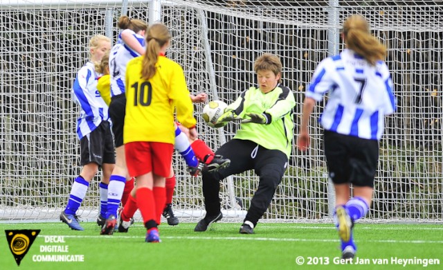 Een scrimmage voor het doel van Linda Schiebroek van Zevenhoven die niet kon voorkomen dat Karen Buijsse van IJzendijke vlak voor de pauze het openingsdoelpunt scoorde.