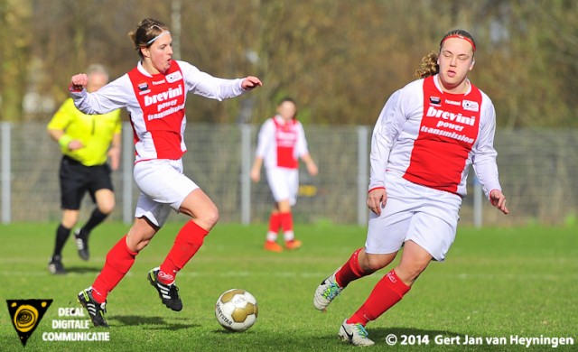 Merel van den Eshof van RCL in actie met Bianca van der Meer die de aandacht wegtrekt.