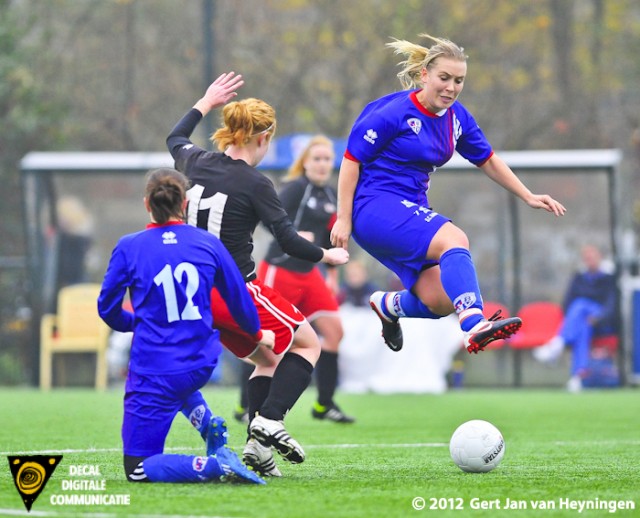 Charlotte Gerritsen van Buitenveldert is Lotte Coerts van Stedoco te vlug af. Dit alles onder het toeziend oog van Daphne Bolhoven. Buitenveldert won met 3-1 van Stedoco.