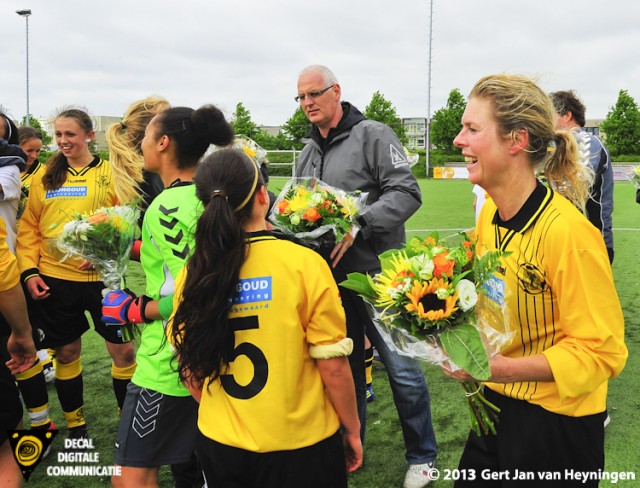 Bloemen voor Reiger Boys met rechts Christa Schelvis die haar laatste wedstrijd speelde.