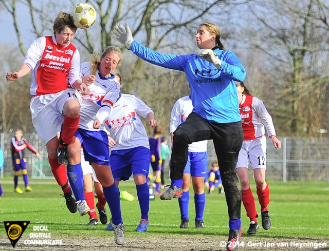 Een vrije trap van Bianca van der Meer wordt doorgekopt door Kim Oosterom op de inkomende Maaike Toonen die met een fraaie stuiter de 4-0 scoorde in het duel tussen RCL en SC Botlek.