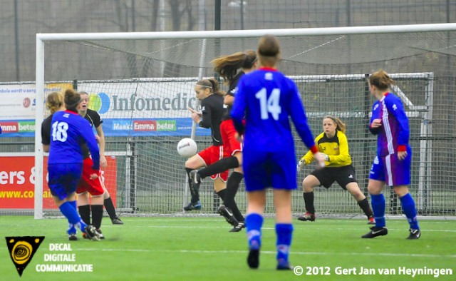 Saskia Bertolini van Buitenveldert schiet de bal onhoudbaar in de touwen. Een 1-0 voorsprong voor Buitenveldert tegen Stedoco.