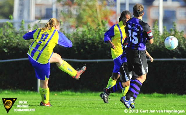 Sandra Welles van Berkel die de uithaalt met links en de 2-1 gaat scoren.