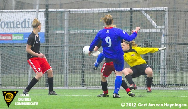 Buitenveldert spits Lieselotte Wels schiet de 2-0 in de touwen tegen Stedoco.