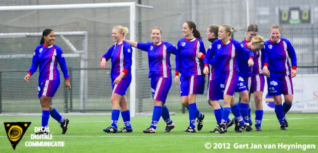 Buitenveldert - SteDoCo. Ondanks dat de treinen niet reden op de Zuidas gaat de Buitenveldert boemel verder. Winst voor Buitenveldert met 3-1 tegen Stedoco.