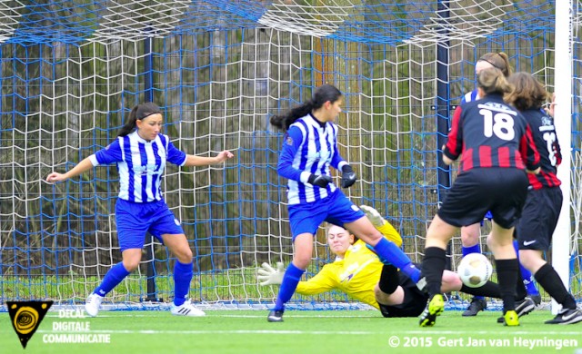 VVIJ komt op 0-1 door een doelpunt van Sylvia van den Berg.