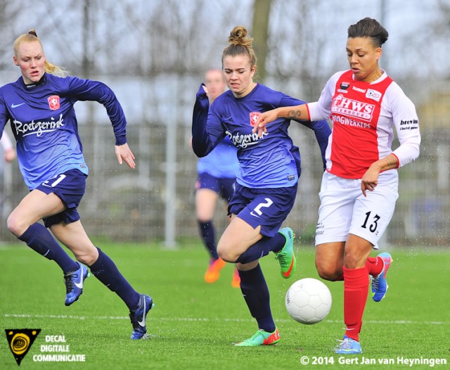 Stephanie Valk van RCL op avontuur met in haar kielzog Maud Roetgering en Danique Kerkdijk van FC Twente.