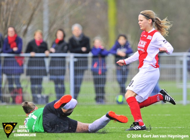 Twente doelvrouwe Sari van Veenendaal grijpt in voordat Marijke van den Berg van ARC gevaarlijk kan worden.