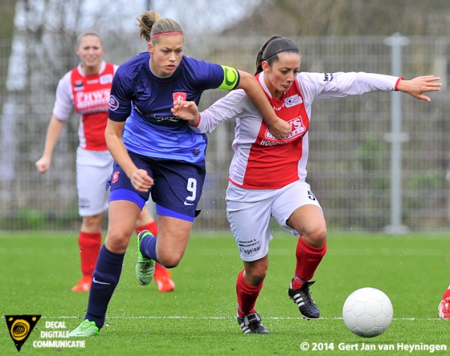 Drita Celaj van RCL is aanvoerster Anouk Dekker van FC Twente te vlug af.