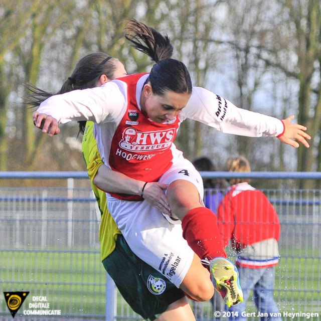 Samanta Stojanovic van RCL wordt tegen het zeiknatte veld gewerkt.