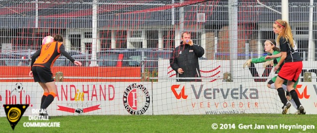 Links de vrijstaande Nathalie Korthai die voor Oranje Nassau de 0-1 scoort in Hoornaar tegen SteDoCo.