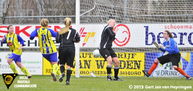 Simone van Leeuwen van Berkel brengt de stand op 2-0 door het leer feilloos achter doelvrouwe Samantha Captein van Jodan Boys in het net te schieten.