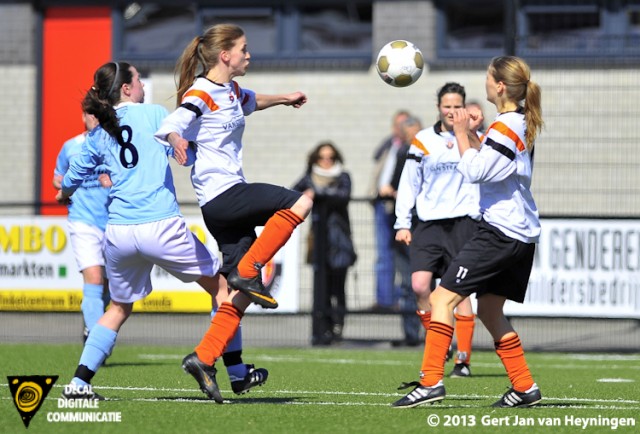 Een aanvallend Jodan Boys met Berni van der Lecq, Lisette Graafland en Marijke van den Berg.