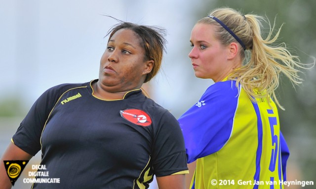 Latoya Mitchell van Wartburgia in duel met nieuwbakken Tante Chantal van Wijk van Berkel.