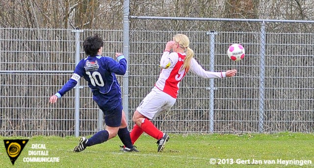 Aanvoerster Linda Helbling van DTS is net even sneller dan Marcha Duijkers van RCL en scoort uit een onmogelijke hoek met een schitterende lob de 3-1.