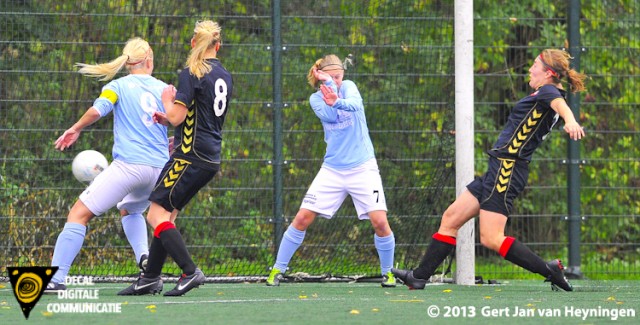 Na vijf minuten spel schiet Gerda Edelman van Wartburia in het duel tegen RCL de 1-0 in de touwen maar de vreugde is slechts van korte duur want het doelpunt wordt afgekeurd vanwege duwen.