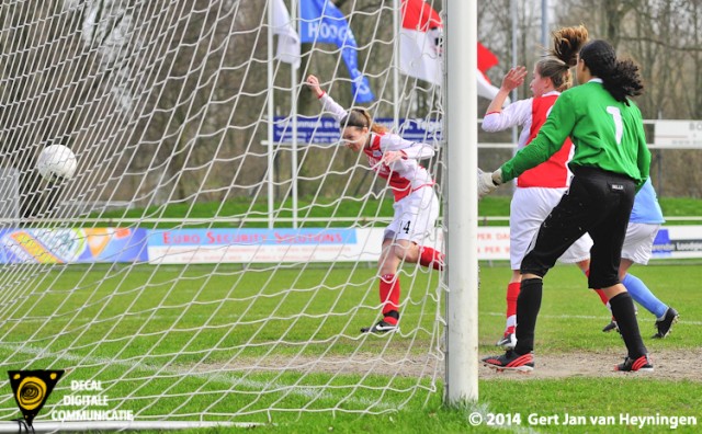 Uiterst koelbloedig scoort Romy Siera de 1-0 voor RCL tegen Saestum.