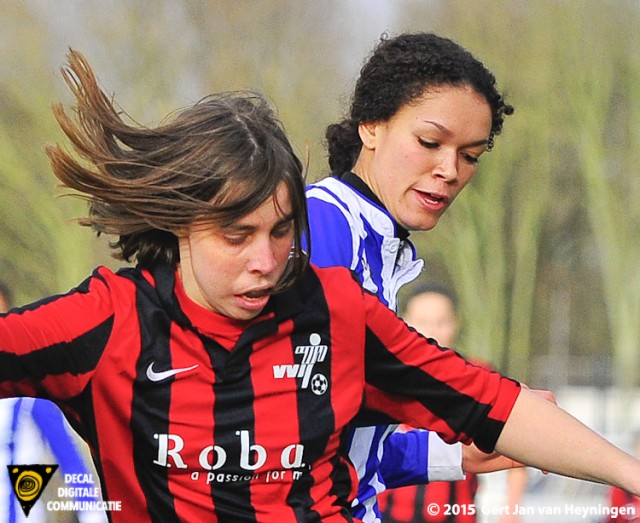 Petra Verbeek van VVIJ in duel met Sabrina Pocorni van SVS.