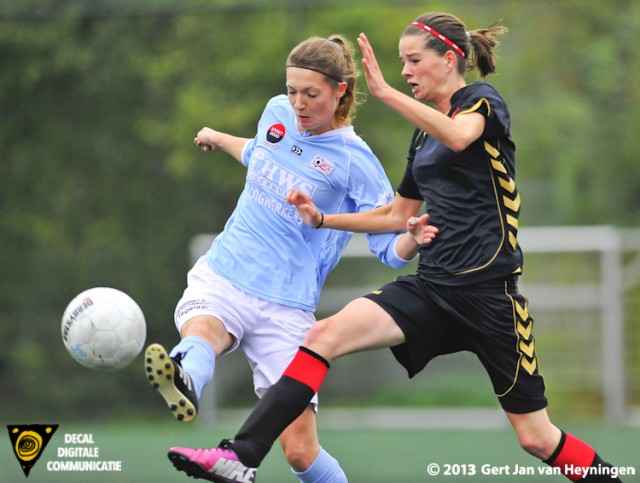 Shannon Molleman van Wartburgia in duel met Romy Siera van RCL.