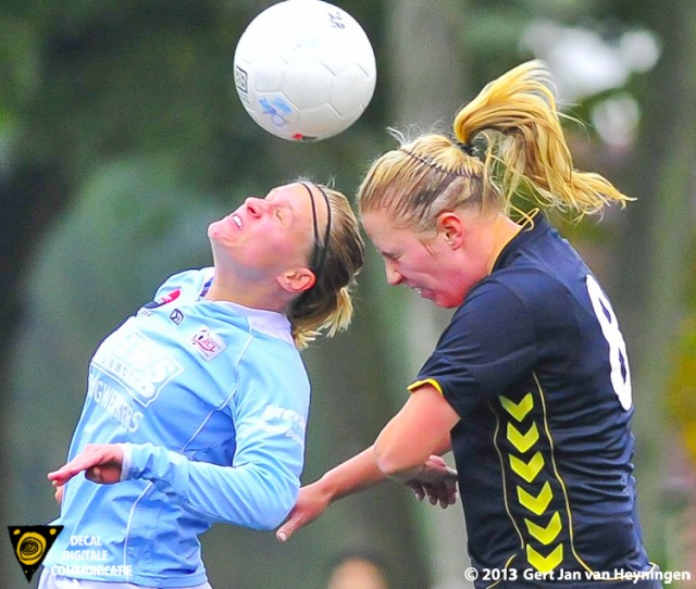 Prima hoogstaand voetbal met links Kirsten Kok van RCL en rechts Linda Bos van Wartburgia.