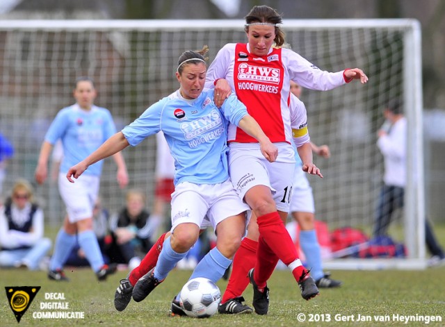  Ilse Meekma van Oranje Nassau in duel met Madieke Zaad van RCL.