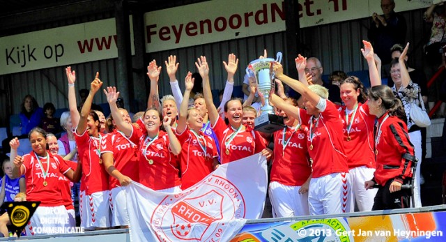 Aanvoerster Sandra van Tol van Rhoon toont de prestigieuze Rotterdam Cup aan de supporters. Burgemeester Ger van de Velde - de Wilde van de gemeente Albrandswaard reikte in samenwerking met sponsor Harm Beumer de Voetbal Rotterdam Cup uit.