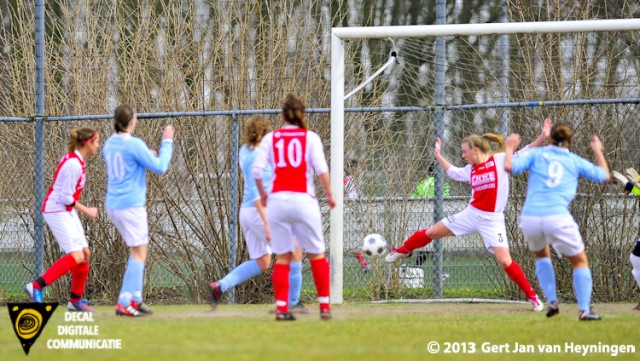 Een inzet van Nathalie Kothai van Oranje Nassau wordt door Sandy van de Water van RCL nog net van de doellijn gewerkt.