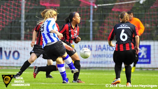 Kelly van Leeuwe haalt vernietigend uit en scoort voor IJzendijke de eerste treffer in het duel in de Eerste Klasse A tegen thuisploeg VVIJ.