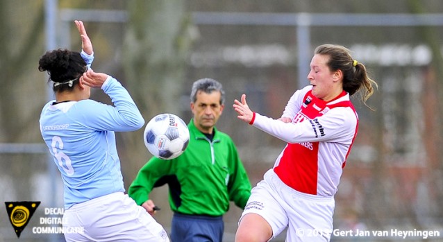 Aruni Slagter van Oranje Nassau in duel met Ramona van der Harst van RCL met daar tussenin de goed leidende Yusuf Durgunsu.