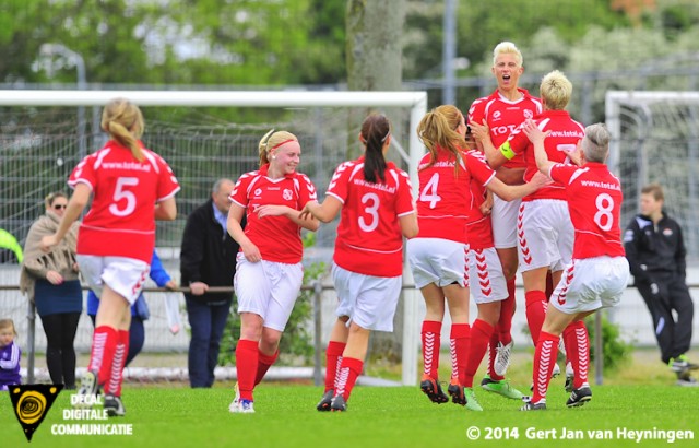 Petra Dugardein van Rhoon springt een gat in de lucht na haar treffer tegen Zwervers. Dugardein zette Roon op een 2-1 voorsprong.