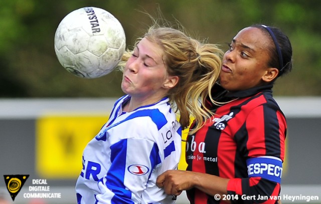 Kelly van Leeuwe van IJzendijke met in haar kielzog aanvoerster Shamarah Lemmers van VVIJ.